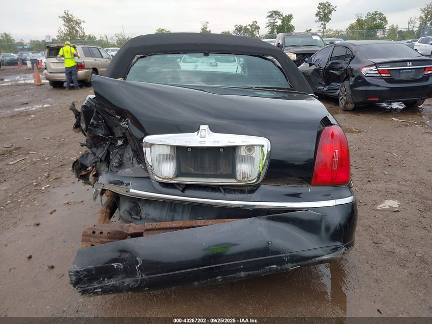 2000 Lincoln Town Car Signature VIN: 1LNHM82W1YY936080 Lot: 43287202