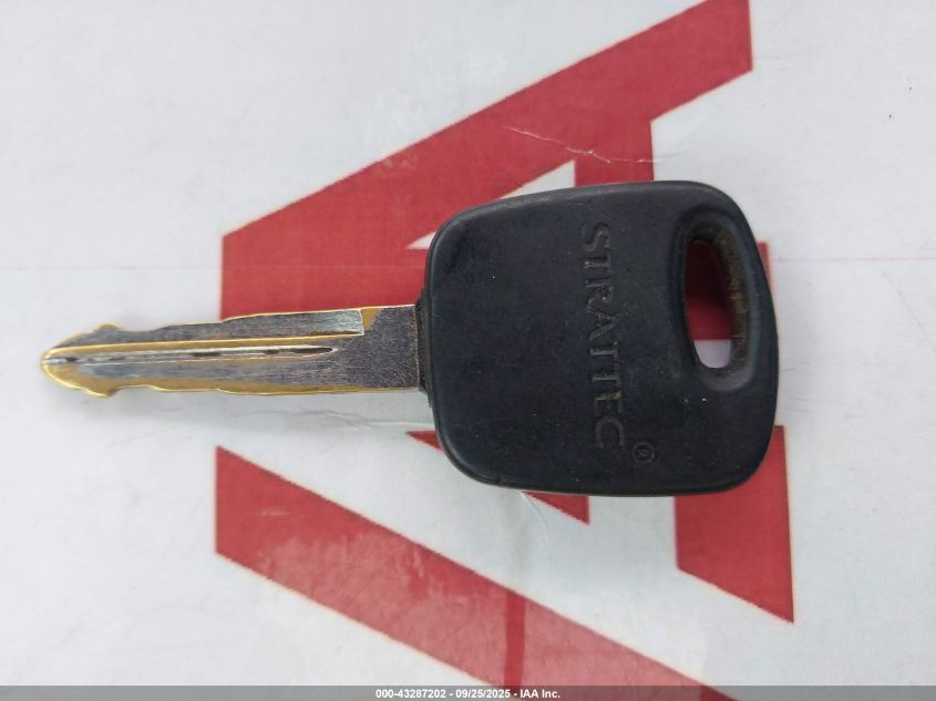 2000 Lincoln Town Car Signature VIN: 1LNHM82W1YY936080 Lot: 43287202