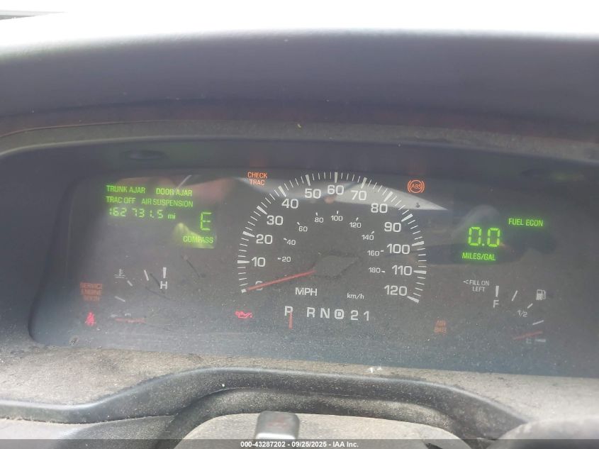 2000 Lincoln Town Car Signature VIN: 1LNHM82W1YY936080 Lot: 43287202