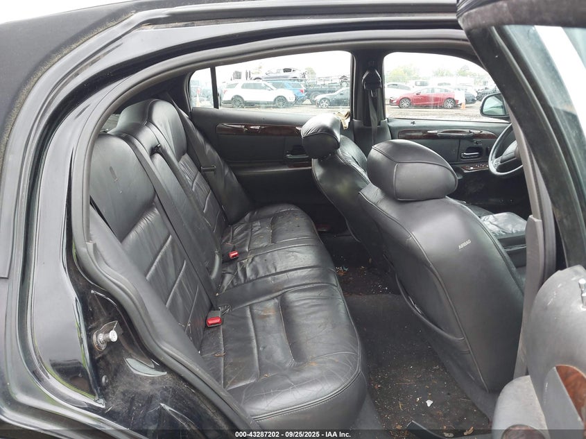 2000 Lincoln Town Car Signature VIN: 1LNHM82W1YY936080 Lot: 43287202