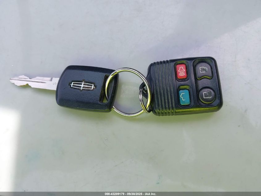 2003 Lincoln Town Car Signature VIN: 1LNHM82W83Y634293 Lot: 43289179