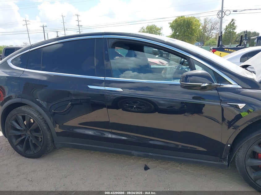 2018 Tesla Model X 100D/75D/P100D VIN: 5YJXCAE40JF118138 Lot: 43290595