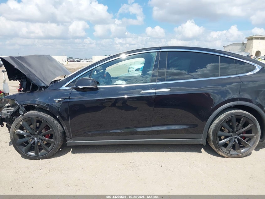 2018 Tesla Model X 100D/75D/P100D VIN: 5YJXCAE40JF118138 Lot: 43290595