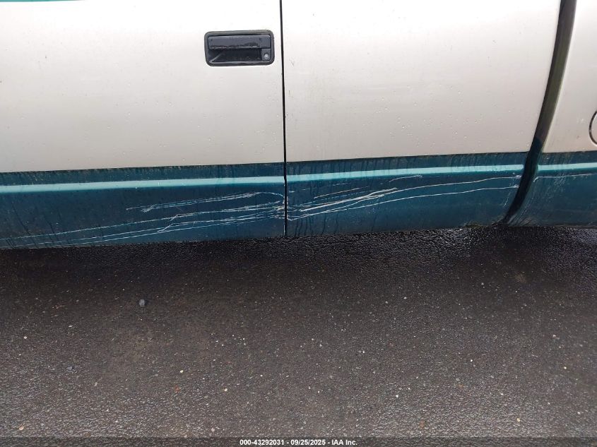 1995 Chevrolet Gmt-400 C2500 VIN: 2GCFC29S1S1135626 Lot: 43292031