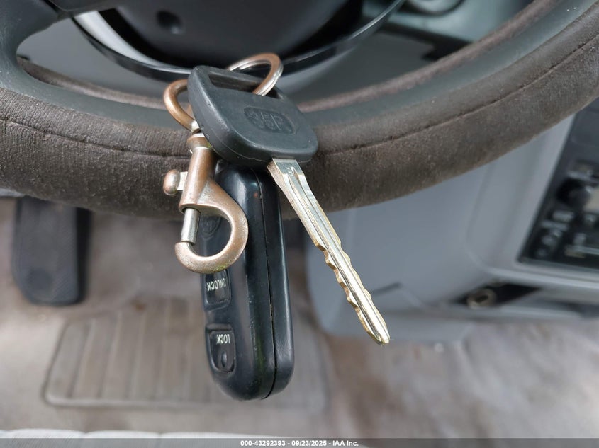 2000 Toyota Sienna Le VIN: 4T3ZF13C2YU281369 Lot: 43292393