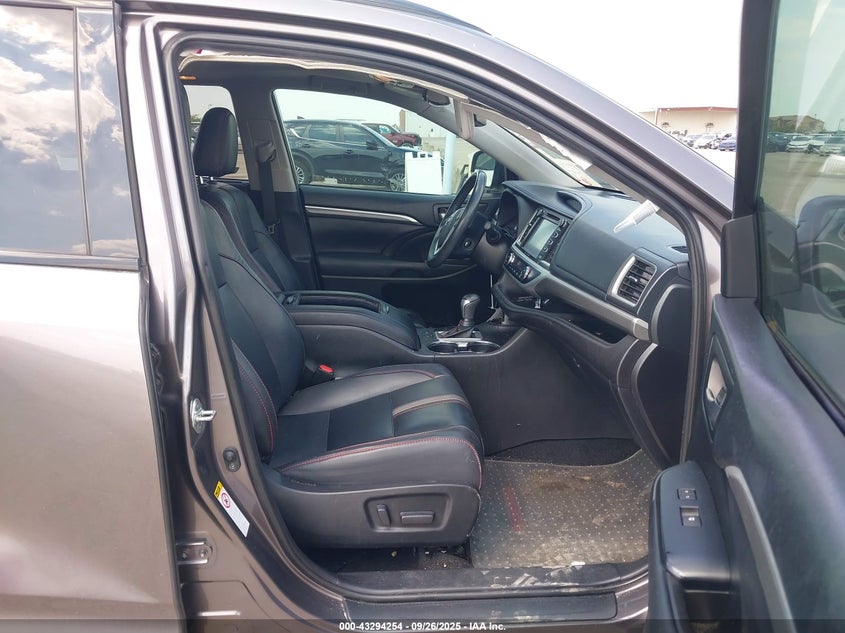 5TDKZRFH4KS315139 2019 TOYOTA HIGHLANDER photo no. 5