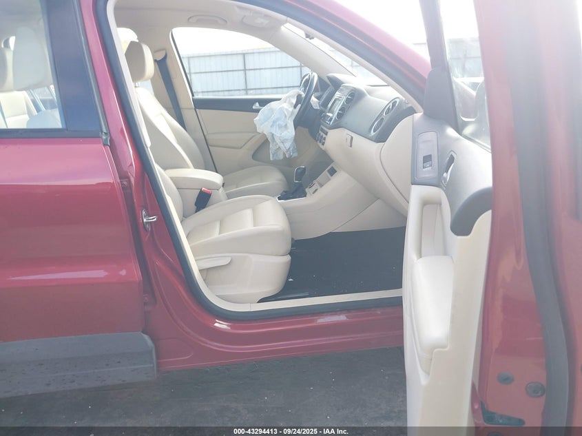 2016 VOLKSWAGEN TIGUAN S - WVGBV7AX8GW020661
