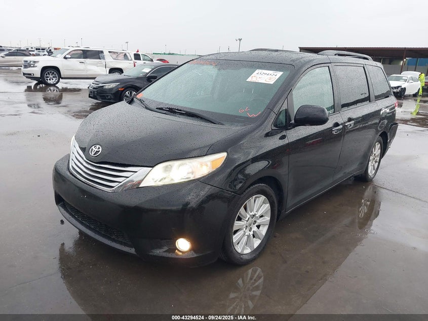 5TDDK3DC3BS027730 2011 TOYOTA SIENNA photo no. 2