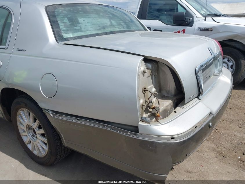 2003 Lincoln Town Car Signature VIN: 1LNHM82W73Y650288 Lot: 43295244