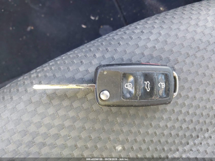 2013 VOLKSWAGEN JETTA 2.0L S - 3VW2K7AJXDM405527