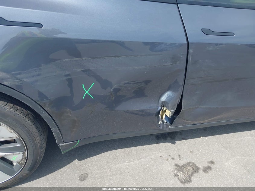 2023 Tesla Model Y Awd/Long Range Dual Motor All-Wheel Drive VIN: 7SAYGDEE8PF786011 Lot: 43296591