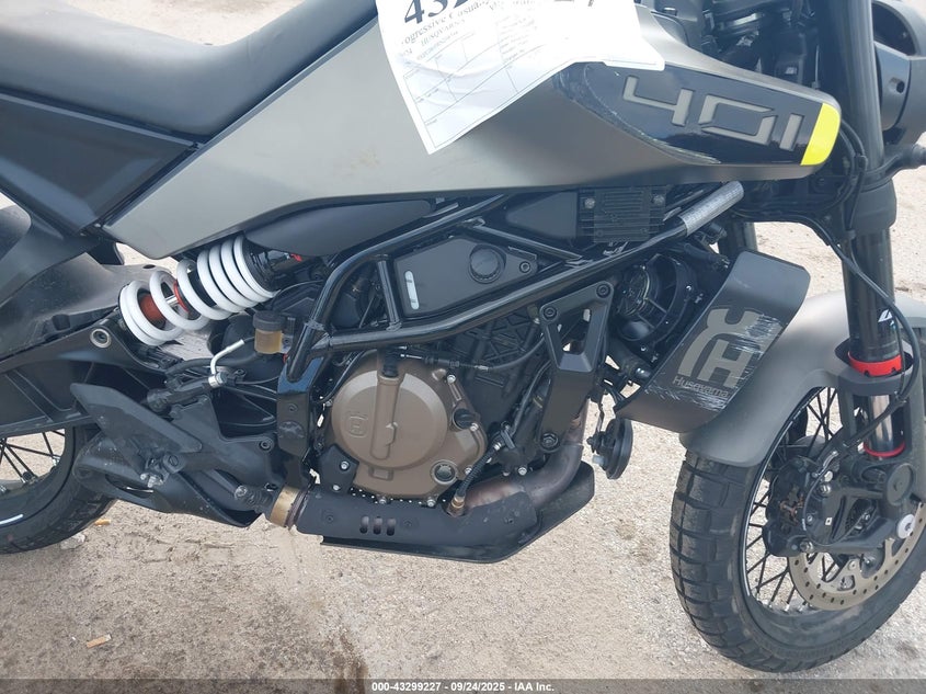 2024 Husqvarna Vitpilen 401/Svartpilen 401 VIN: MD2JUJ405RN208748 Lot: 43299227