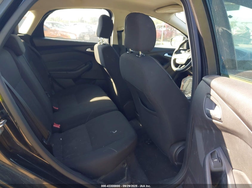 2015 FORD FOCUS SE - 1FADP3K29FL343738