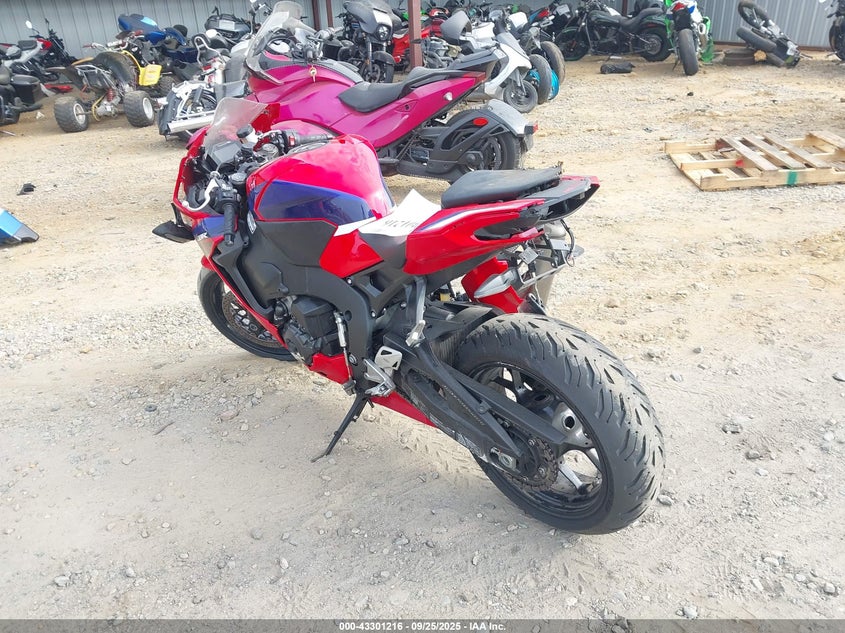 JH2SC7755RK700096 2024 HONDA CBR photo no. 3