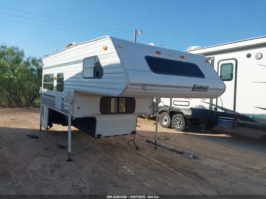 1997 LANCE M-990 TRUCK CAMPER