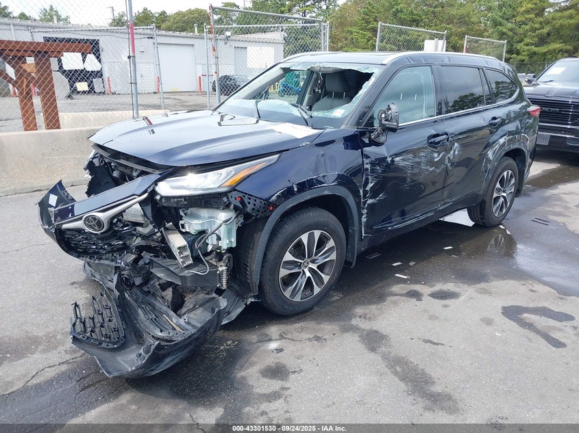 VIN 5TDGZRBH9LS055057 2020 TOYOTA HIGHLANDER XLE