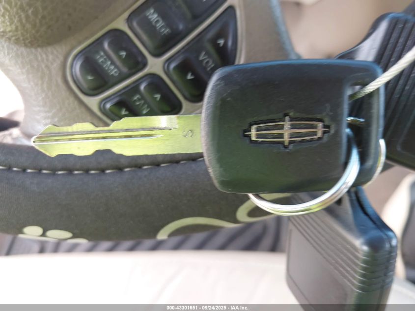 2003 Lincoln Town Car Executive VIN: 1LNHM81W13Y687256 Lot: 43301651