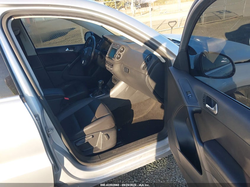 2016 VOLKSWAGEN TIGUAN SE - WVGBV7AX2GW592910