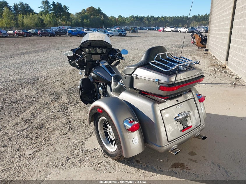 1HD1MAL11GB855807 2016 HARLEY-DAVIDSON TRI GLIDE ULTRA photo no. 3
