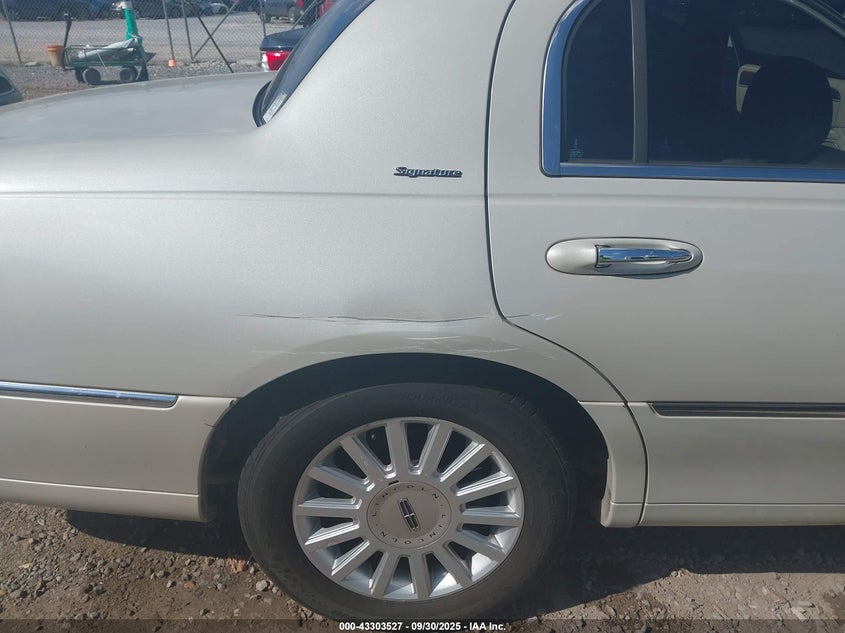 2005 Lincoln Town Car Signature VIN: 1LNHM81W25Y644290 Lot: 43303527