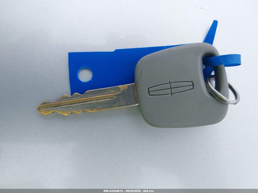 2002 Lincoln Continental VIN: 1LNHM97V42Y636269 Lot: 43304810