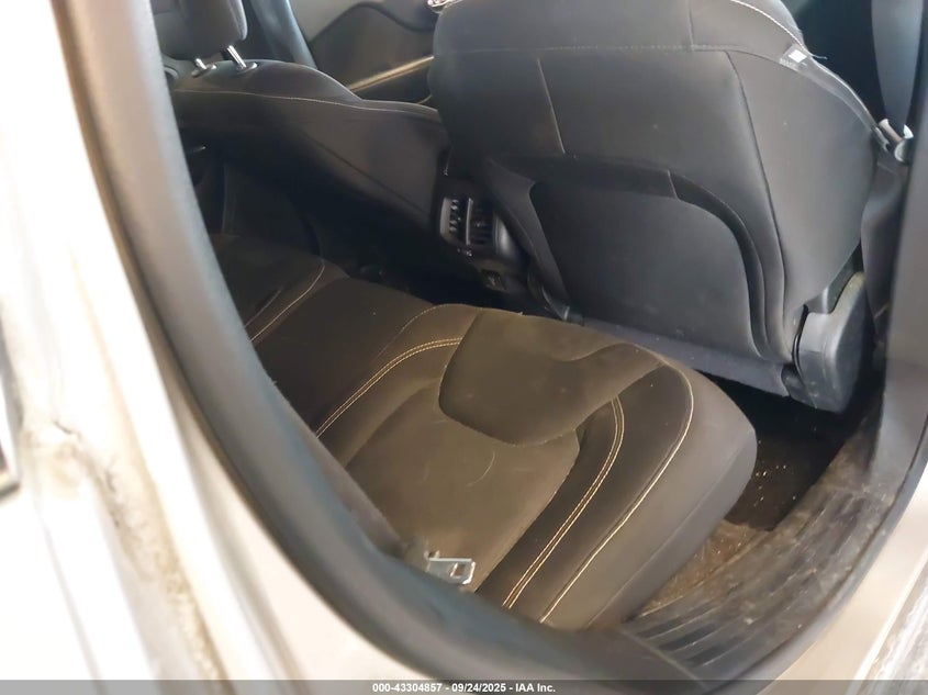 2015 Jeep Cherokee Latitude VIN: 1C4PJMCB4FW512687 Lot: 43304857