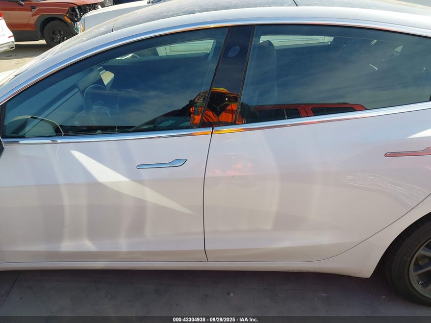 2018 Tesla Model 3 Long Range/Mid Range VIN: 5YJ3E1EA2JF076117 Lot: 43304938