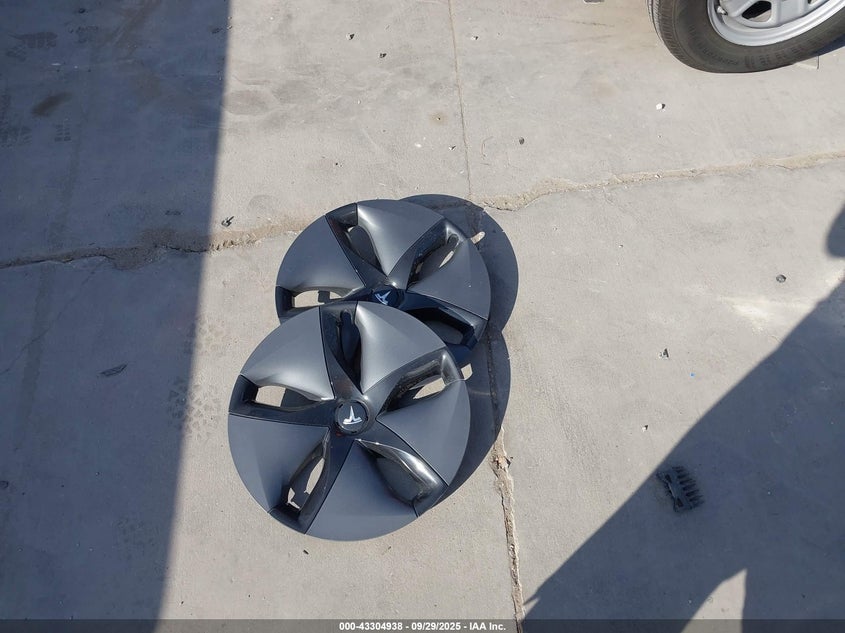 2018 Tesla Model 3 Long Range/Mid Range VIN: 5YJ3E1EA2JF076117 Lot: 43304938