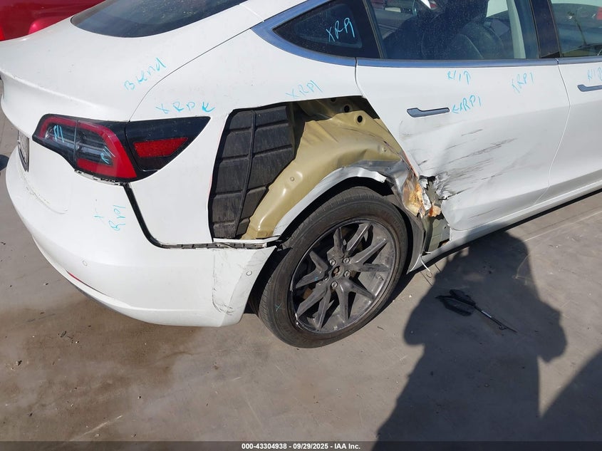 2018 Tesla Model 3 Long Range/Mid Range VIN: 5YJ3E1EA2JF076117 Lot: 43304938