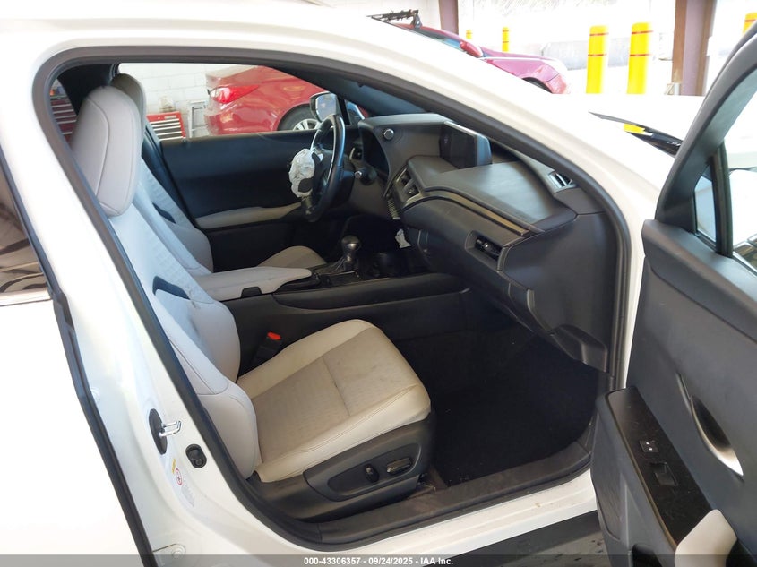VIN JTHY3JBH8K2014530 2019 LEXUS UX 200