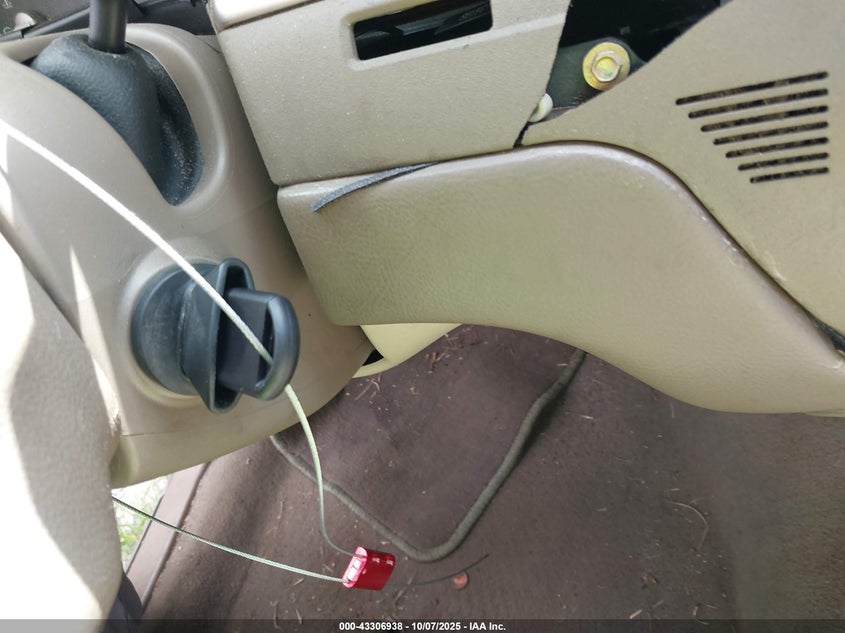 2004 Lincoln Town Car Signature VIN: 1LNHM81WX4Y662048 Lot: 43306938