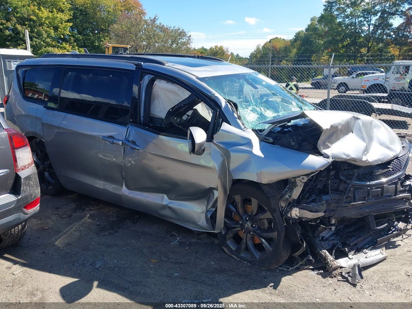 2018 Chrysler Pacifica Touring L Plus VIN: 2C4RC1EG8JR261412 Lot: 43307089