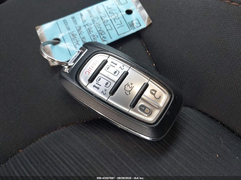 2017 Chrysler Pacifica Touring VIN: 2C4RC1DG8HR668271 Lot: 43307697