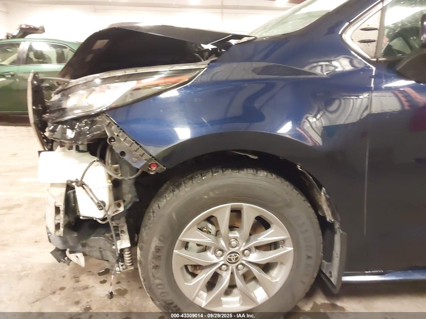 TOYOTA SIENNA - zdjęcie 18