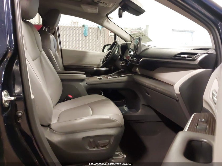 TOYOTA SIENNA - zdjęcie 5