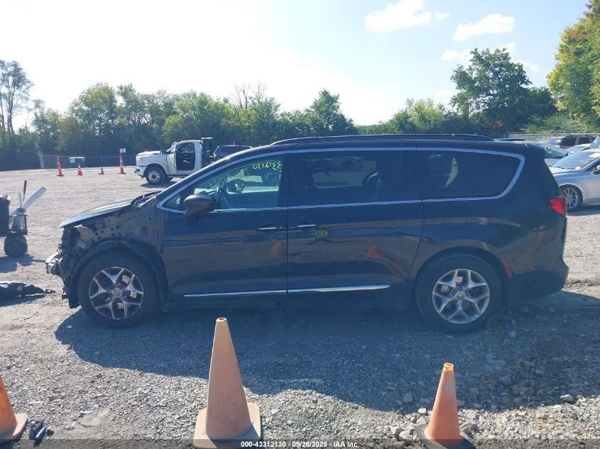 2017 Chrysler Pacifica Touring-L VIN: 2C4RC1BG4HR668027 Lot: 43312130