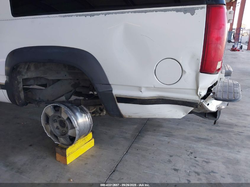 1997 Chevrolet Suburban 1500 VIN: 1GNFK16R8VJ373571 Lot: 43312657