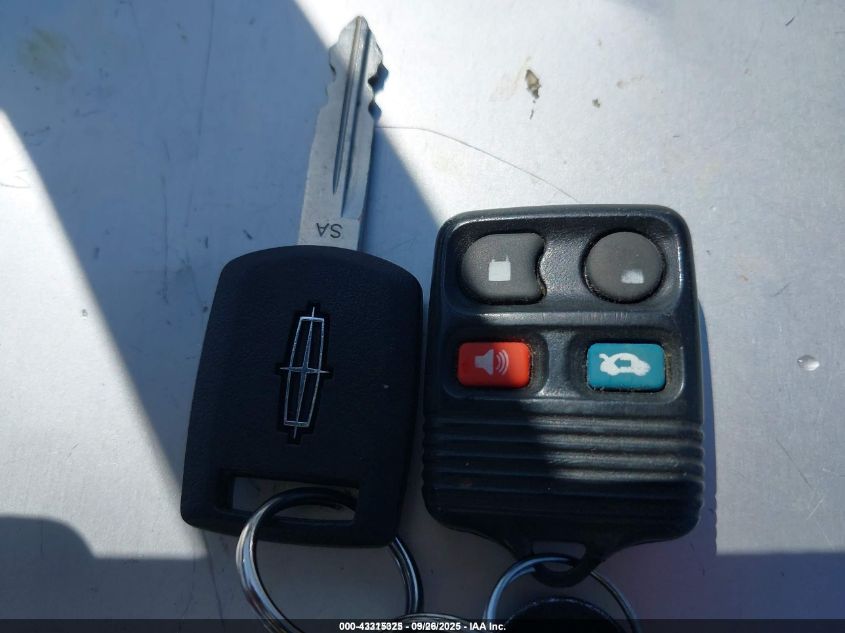 2003 Lincoln Town Car Executive VIN: 1LNHM81W93Y630836 Lot: 43315325