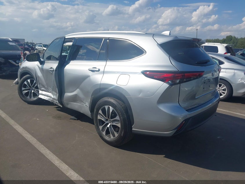 2022 TOYOTA HIGHLANDER XLE 5TDGZRAH0NS092034