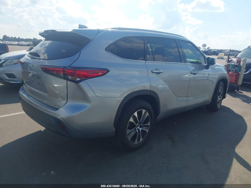 2022 TOYOTA HIGHLANDER XLE 5TDGZRAH0NS092034