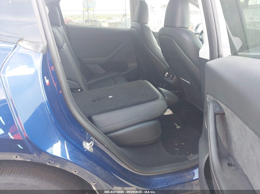 2023 Tesla Model Y Awd/Long Range Dual Motor All-Wheel Drive VIN: 7SAYGDEE1PA078633 Lot: 43315509