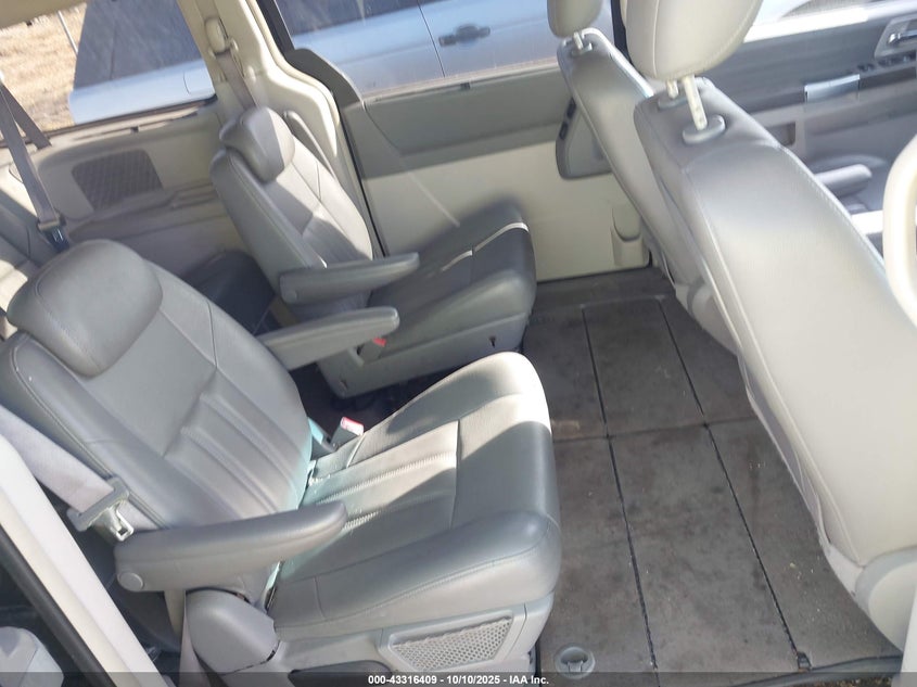 2008 Chrysler Town & Country Touring VIN: 2A8HR54P18R740566 Lot: 43316409