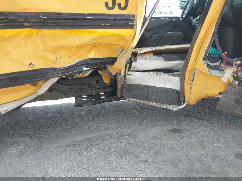 2017 Chevrolet Express Cutaway Work Van VIN: 1GB0GRBFXH1183421 Lot: 43317969