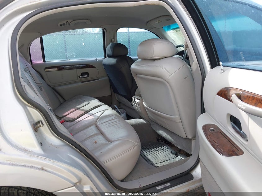 1999 Lincoln Town Car Cartier VIN: 1LNHM83W3XY654925 Lot: 43318030