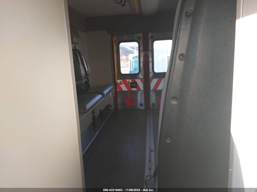 2025 FORD E-350 CUTAWAY auction photo 6