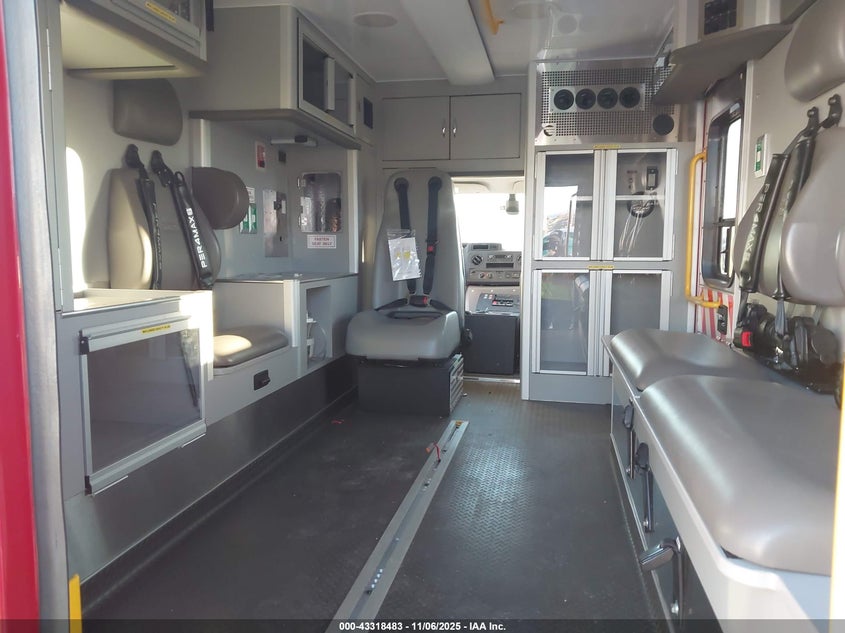 2025 FORD E-350 CUTAWAY auction photo 7