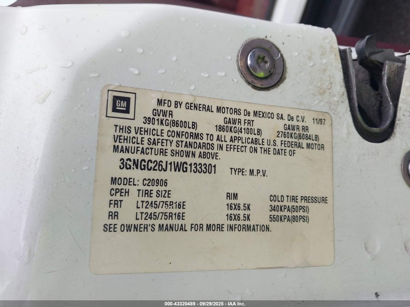 1998 Chevrolet Suburban 2500 VIN: 3GNGC26J1WG133301 Lot: 43320489