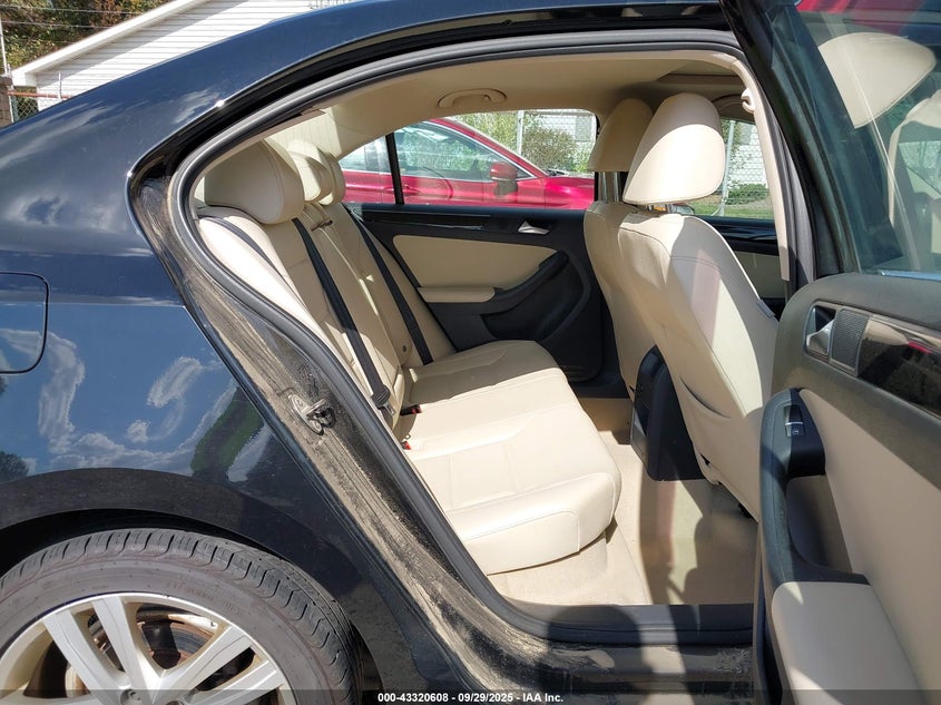 2015 VOLKSWAGEN JETTA 2.0L TDI SEL - 3VWLA7AJ0FM203256