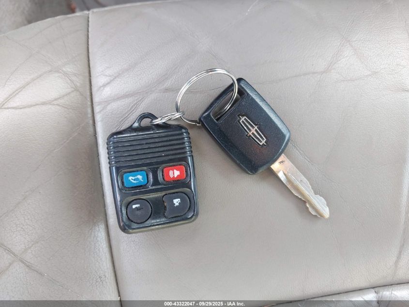 2005 Lincoln Town Car Signature VIN: 1LNHM81W55Y635003 Lot: 43322047