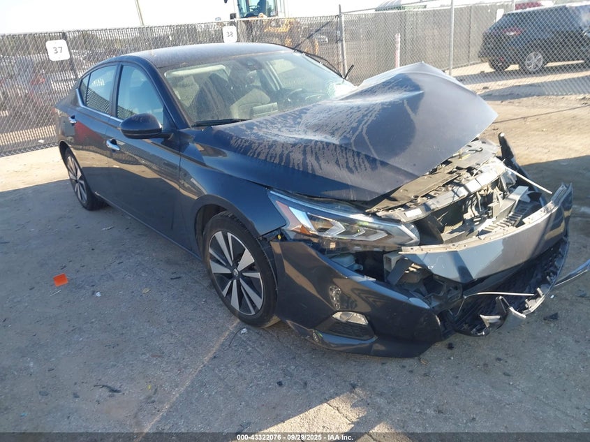 NISSAN ALTIMA SV FWD